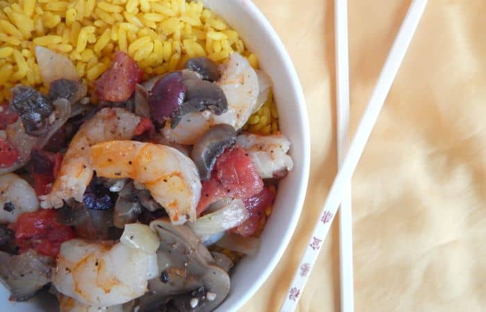 easy Mediterranean shrimp dish feature