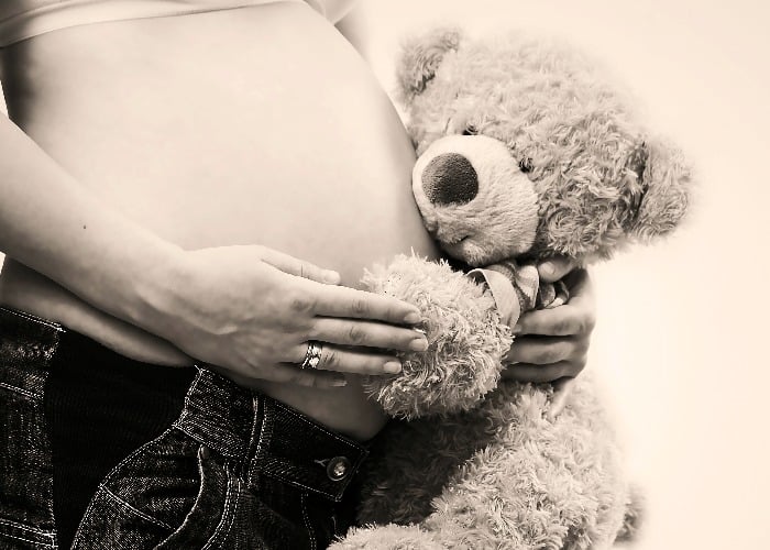 baby bump with teddy bear photo idea fin