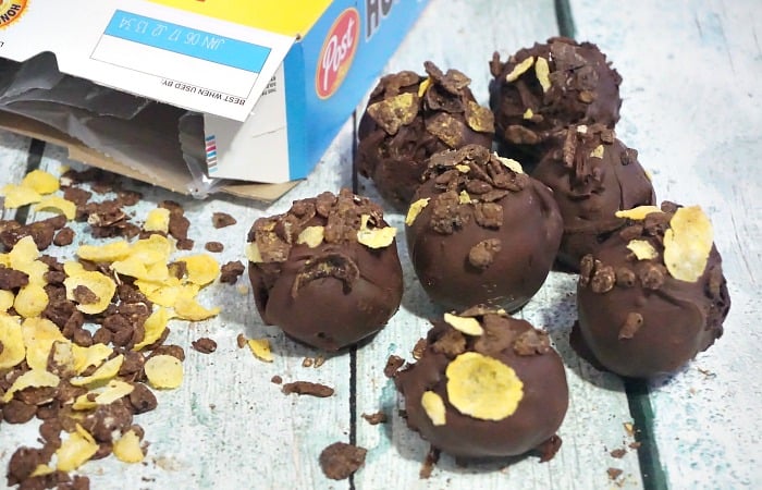 easy breakfast balls made with bananas and chocolate feature