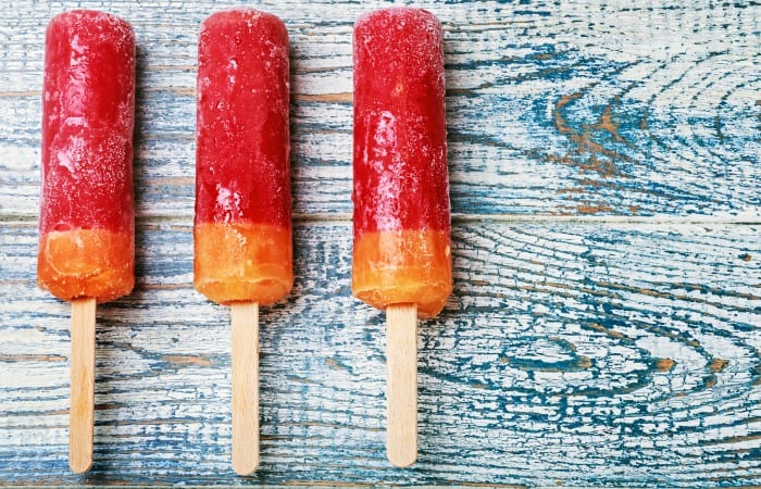 Easy popsicles with strawberry and orange juice feature
