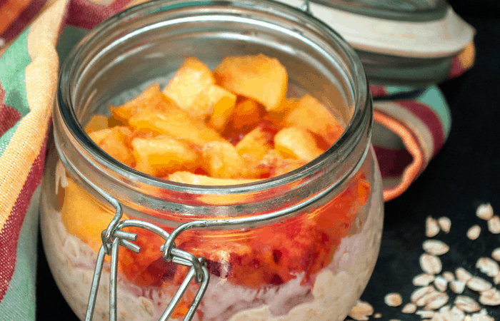 easy overnight oats recipe that tastes like peach cobbler feature