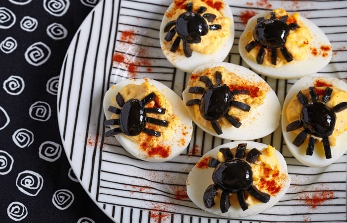 easy spider-topped deviled egg recipe fea