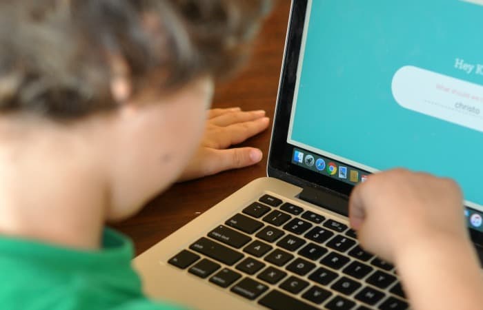 The internet becomes super scary when your kids start using it! You NEED these hacks to keep kids safe online!