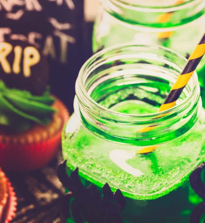 I love how simple setting up a Halloween Party can be with these 5 Scary-Easy Halloween Party Planning Tips and Tricks! She makes it so simple...