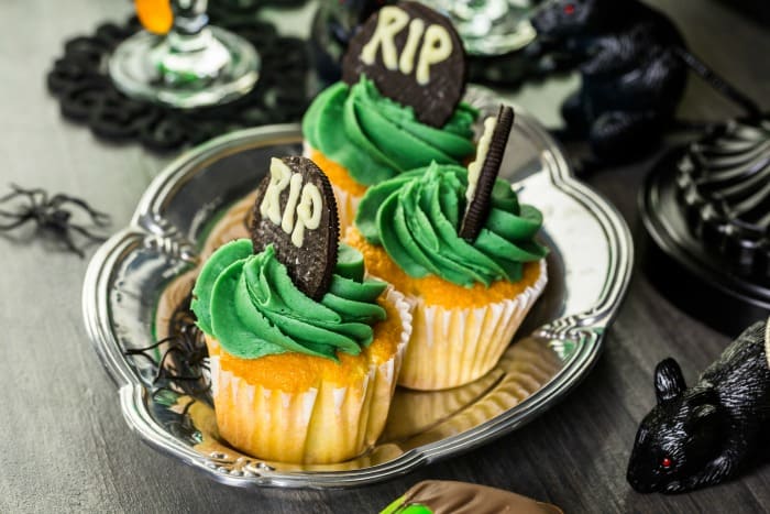 I love how simple setting up a Halloween Party can be with these 5 Scary-Easy Halloween Party Planning Tips and Tricks! She makes it so simple...