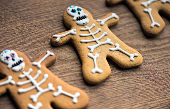 Check out these soft & delicious Halloween skeleton cookies! They're the perfect Halloween party treat or afternoon snack!