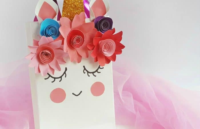 OMG! This Unicorn Favor Bag is such a cute DIY project! I would love to make these! #diy #craft #unicorn #party #favorbag #partydiy