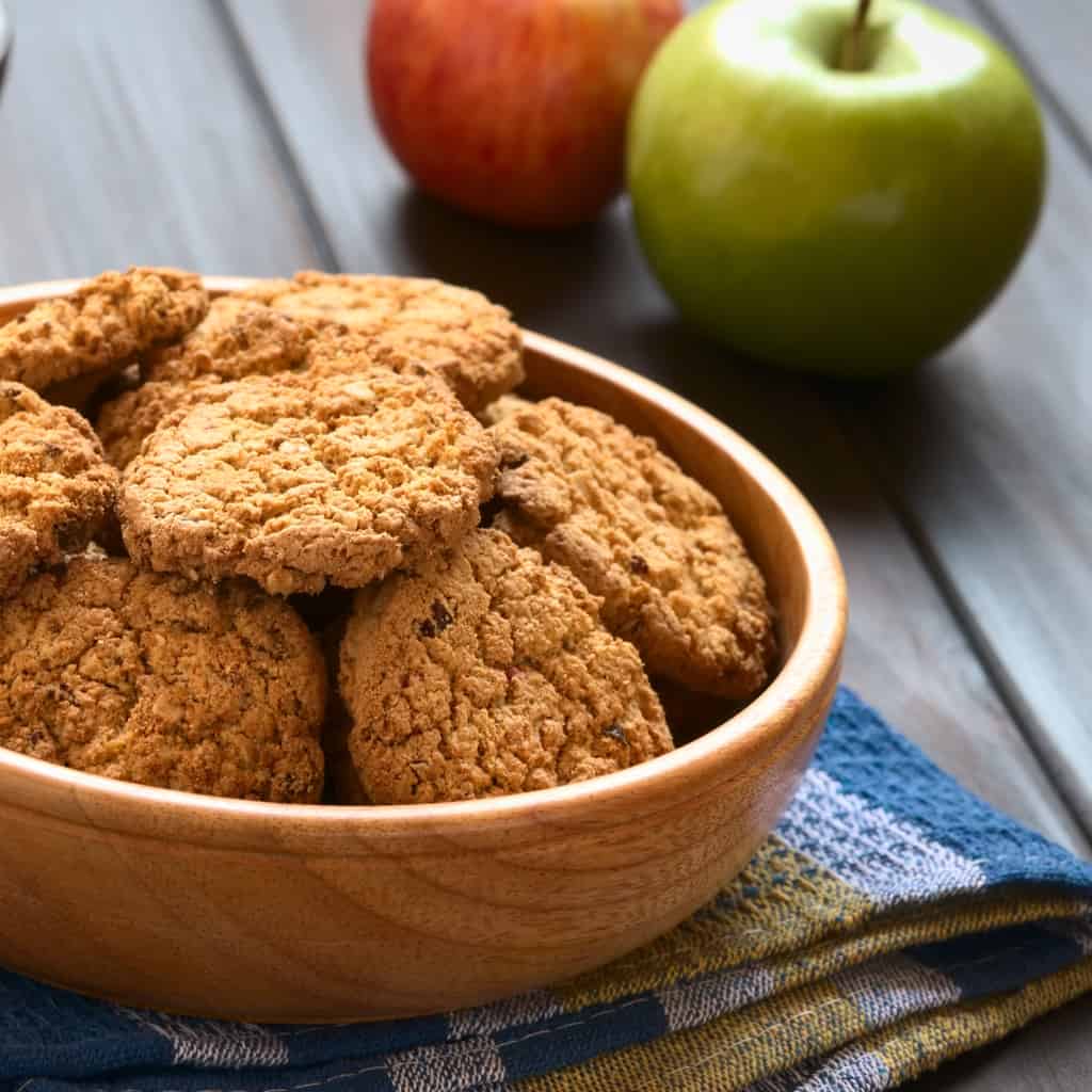 I'm feeling slightly obsessed with apple pie lately. I've been doing anything except making an actual pie. And this time it's Apple Pie Oatmeal Cookies. So good, so so good. #nerdymamma #recipe #cookie #cookies #cookierecipe #vegan #glutenfree
