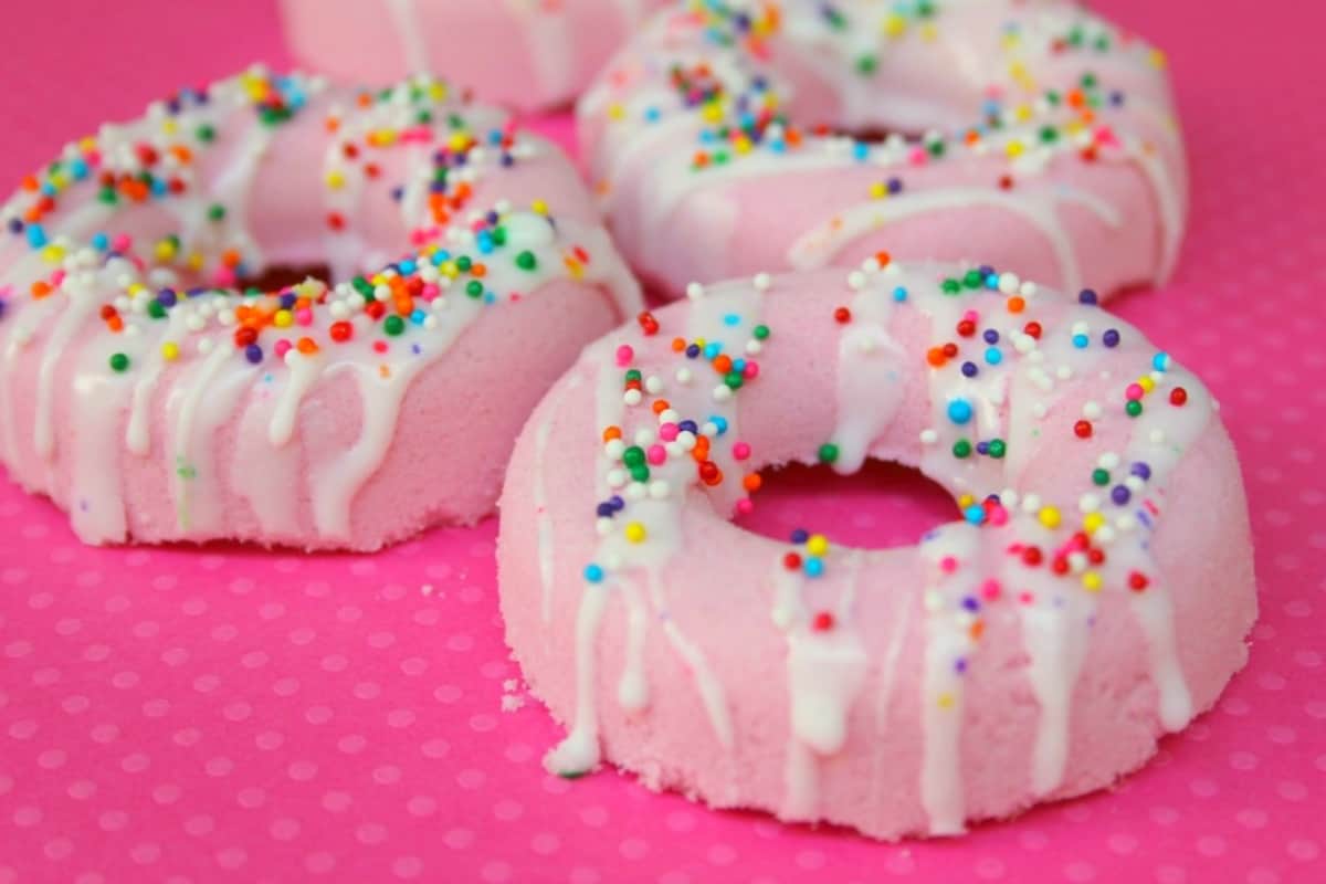 Look, I have fun. A lot of fun. And one of the ridiculous things I have fun doing is making bath bombs. My most recent make? Donut Bath Bombs. Cutest bath bombs EVER! I'm dying. #nerdymammablog #bathbomb #bath #recipe #DIY
