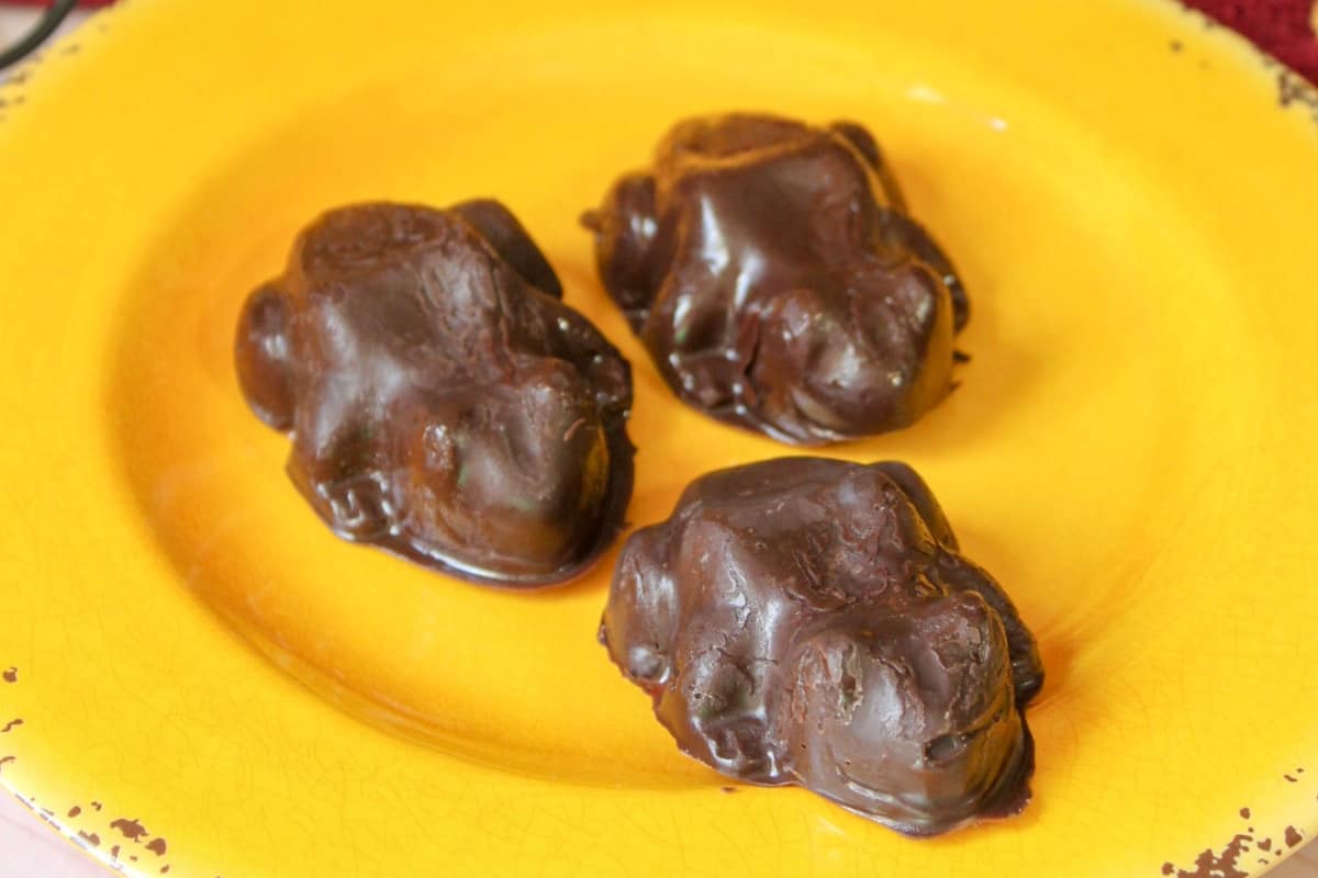 Are you about to make a batch of the cutest, hoppiest treats in the Wizarding World? Sweet. Let's get our Harry Potter Chocolate Frogs on and really get our HP party started off with a blast! #nerdymammablog #harrypotter #wizard #chocolatefrogs #chocolate #frogs