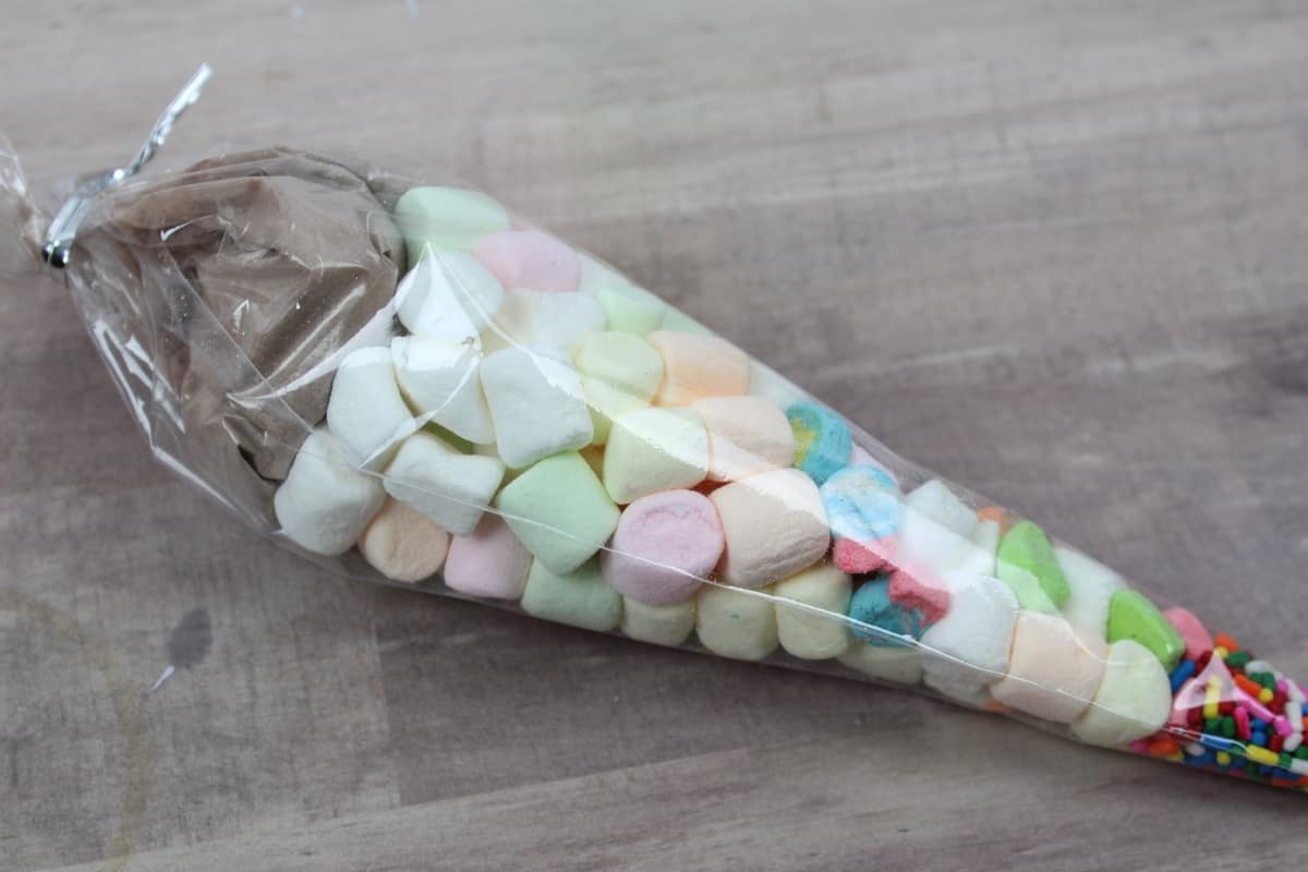Sometimes you just need a really quick and easy treat to take to your kid's class. These Hot Chocolate Unicorn Horns are just about the best and quickest way to let your kids get involved in making the treat--and to get it done. #nerdymammablog #unicorn #hotchocolate