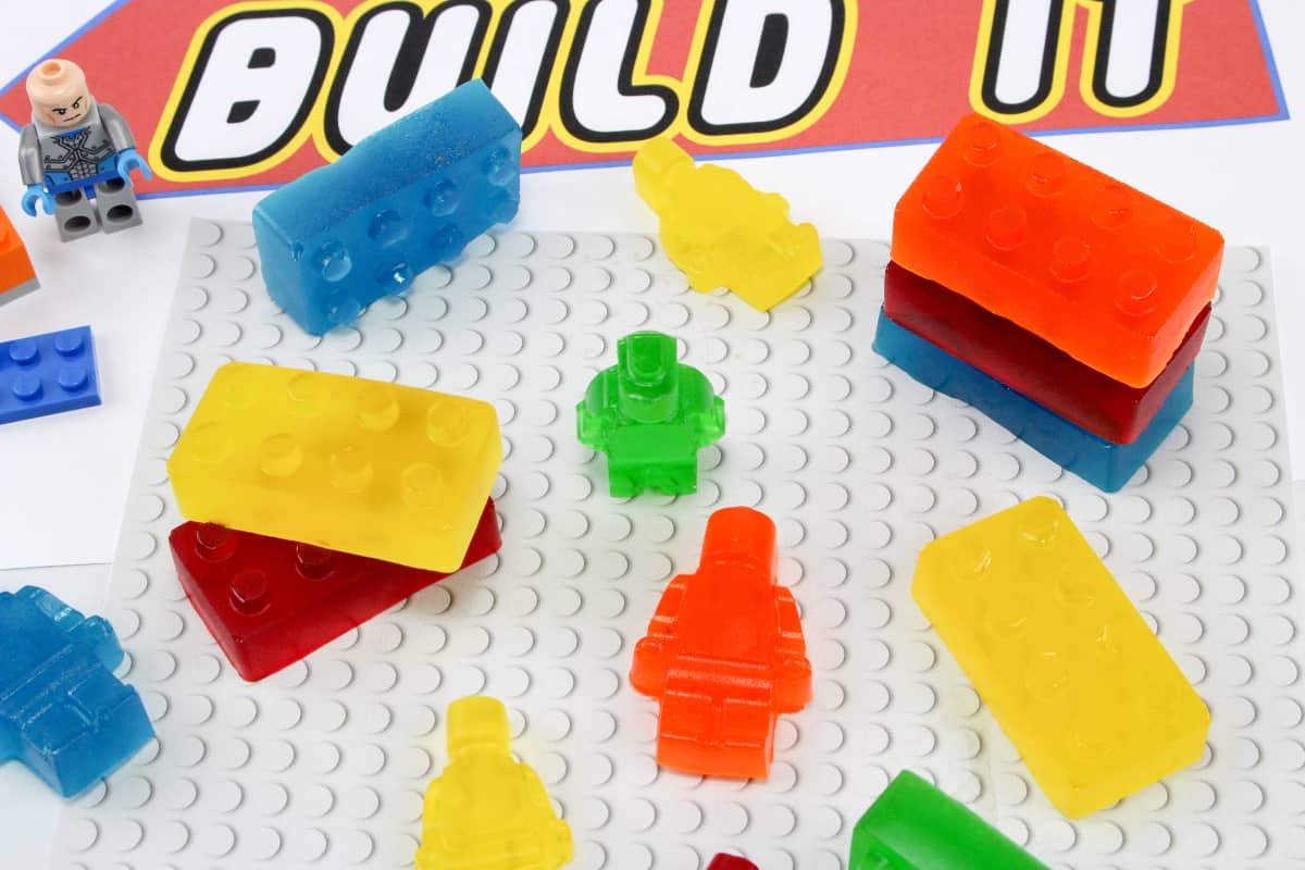 My kids LOVE the LEGO movie. And since the sequel: LEGO Movie 2 is coming out soon, I thought I'd do a little movie night and make LEGO Jello Treats! #nerdymammablog #LEGO #JELLO