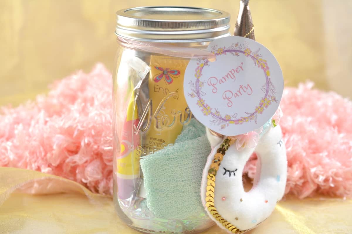 The perfect gift for a party favor, for a teen you love or one you don't even hardly know, but need a gift for. Seriously, teen girls will love this Teen Pampering Gift in a Jar. Just make it and let the gifting begin! #nerdymammablog #teengift