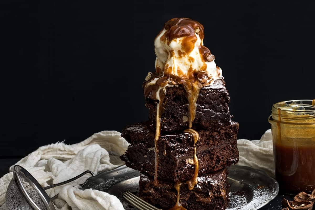 If you want to have an overload of amazingness in your mouth, you have to make these Vegan Butterbeer Brownies. Harry would be jealous. #nerdymammablog #vegan #brownies #harrypotter
