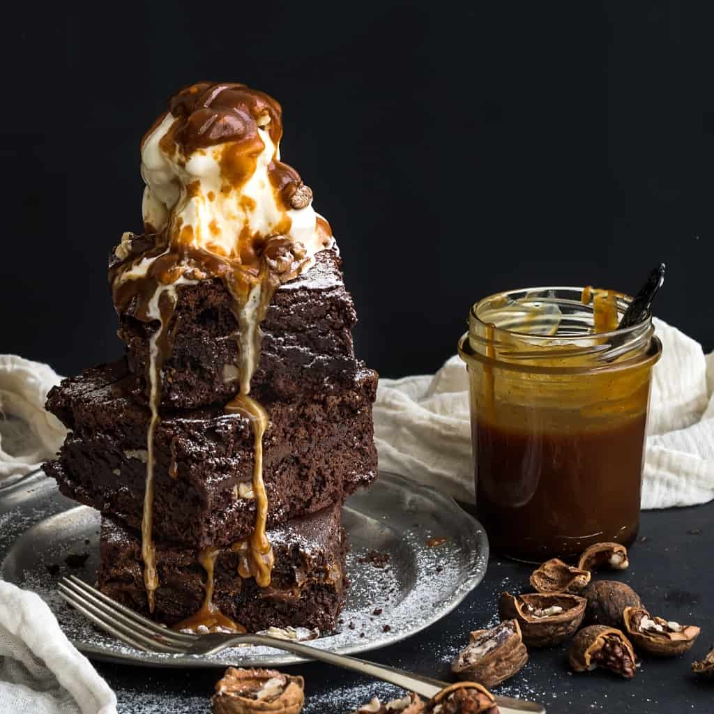 If you want to have an overload of amazingness in your mouth, you have to make these Vegan Butterbeer Brownies. Harry would be jealous. #nerdymammablog #vegan #brownies #harrypotter