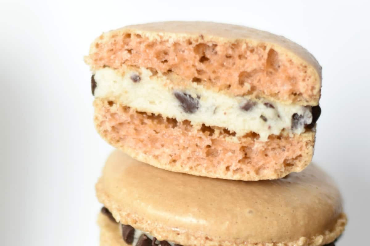 When you want a pick-me-up, there's nothing like having a bit of cookie dough...and these Cookie Dough Macarons are like the week-long version of that perfect feeling of happy. #macaron #frenchmacaron #macaroncookies #macaronrecipe #cookiedough #cookie #cookiedoughmacaron #nerdymammablog 