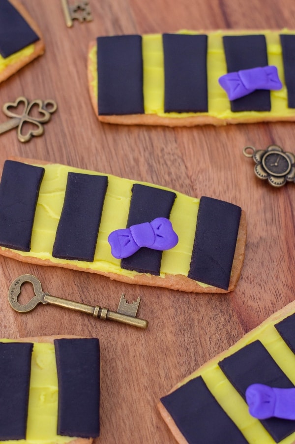 I'm secretly in love with our sweet wizard and these Fantastic Beast's Newt Scamander Cookies are basically my ode to the magician that stole my wand--and heart. #nerdymammablog #fantasticbeasts #harrypotter #newtscamander #harrypottercookies