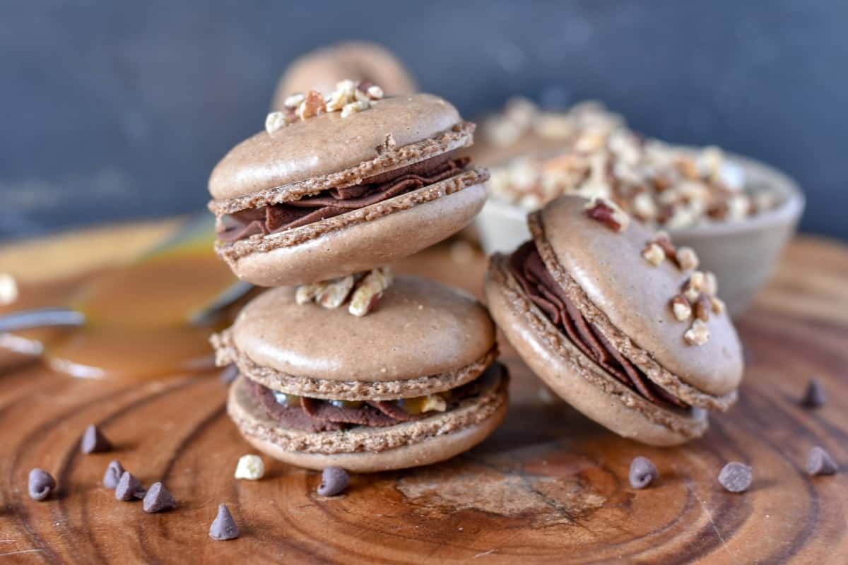 I'm absolutely in love with this Turtle French Macaron Cookie Recipe. So easy--but one of my very favorite flavor combinations in the whole world. So good, I can't wait to make another batch! #nerdymammablog #frenchmacaron #macaroncookies #howtomakemacarons #turtlemacaron