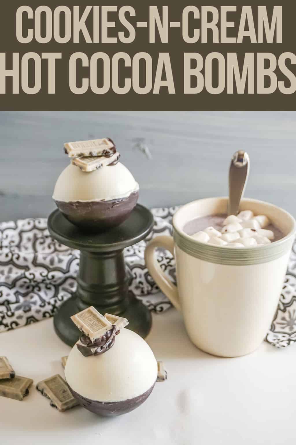 Cookies And Cream Hot chocolate Bomb recipe with text which reads Cookies And Cream Hot Cocoa Bombs