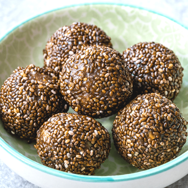 Raw vegan healthy snacks chia seeds balls.